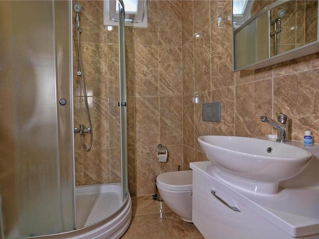 Airport Guelluek Otel Миляс Экстерьер фото